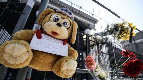 Под посольство РФ в Киеве приносят цветы и игрушки из-за трагедии в Кемерово ( ФОТО)