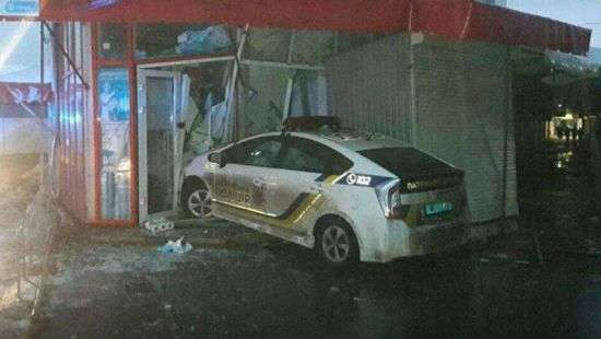 В Харькове автомобиль патрульной полиции разнес магазин (ФОТО)