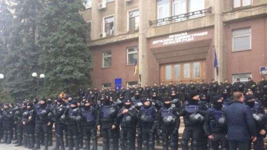 Николаевский облсовет окружили сотни силовиков (ФОТО)