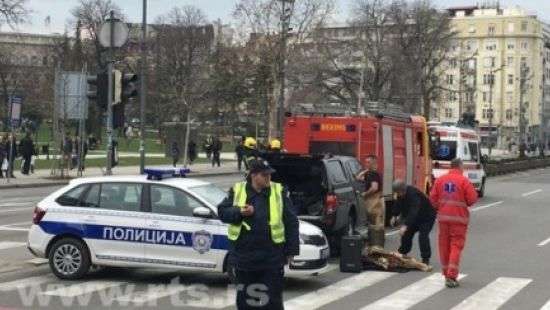 Возле парламента Сербии неизвестный мужчина грозился подорвать себя