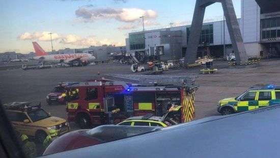 В аэропорту Лондона российский самолет травмировал сотрудника наземной службы (ФОТО)