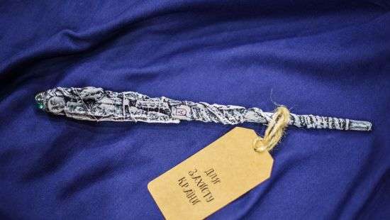 Порошенко подарили волшебную палочку для защиты от врагов