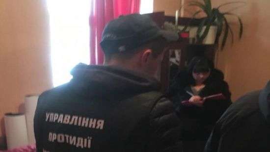 В Киеве копы задержали несовершеннолетнюю девушку, продававшую наркотики