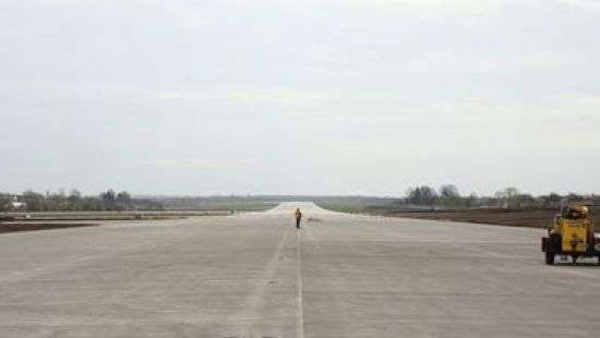 Омелян потребовал 10 млрд грн на ремонт и строительство новых взлетных полос