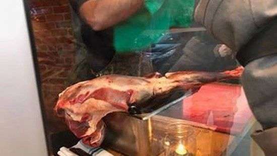 Шеф ресторана съел кусок мяса на глазах у протестующих веганов ( ФОТО/ВИДЕО)
