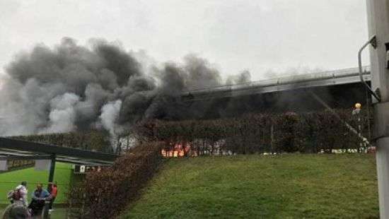 Лондонский аэропорт отменил более 100 рейсов из-за сгоревшего автобуса (ВИДЕО)