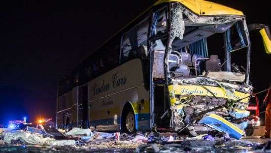 В Германии фура столкнулась с грузовиком: погиб водитель, много людей пострадали