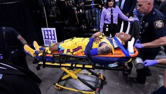 У баскетболиста во время игры отнялись ноги