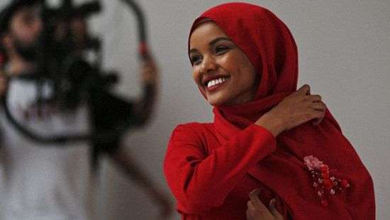 На обложке британского Vogue появилась модель в хиджабе