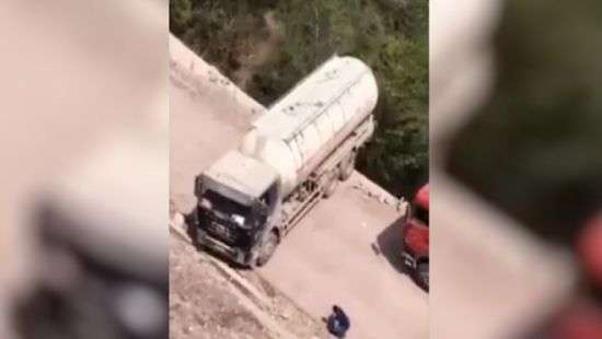 Экстремальный разворот грузовика над пропастью попал на ВИДЕО