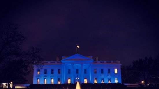 Белый дом США стал голубым