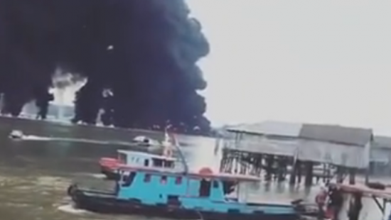 Возле острова Борнео из-за разлитого топлива загорелось море: есть погибшие (ВИДЕО)