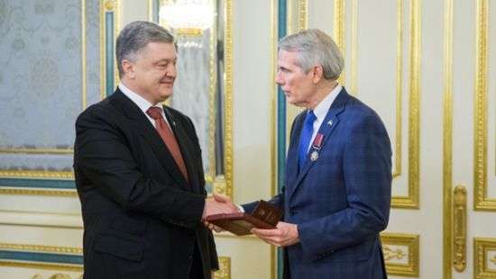 Порошенко наградил американского сенатора орденом