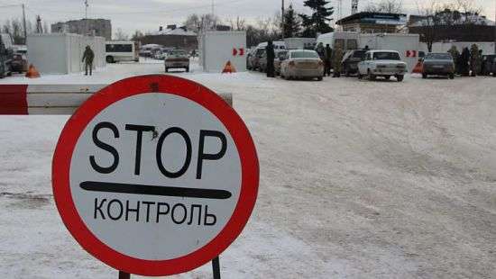 На Донбассе боевики берут деньги с украинцев за быстрое пересечении границы
