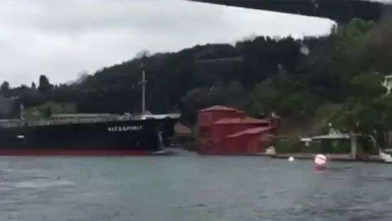 Сухогруз из Керчи протаранил исторически ценный особняк в Турции (ВИДЕО)