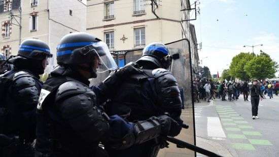 Во Франции полиция применила слезоточивый газ против активистов