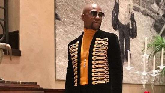 В чемпиона мира по боксу стреляли