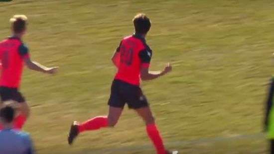 Футболиста Первой лиги удалили за неприличный жест