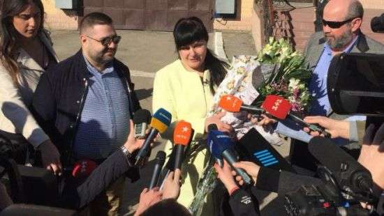 После 20 лет за решеткой: В Харькове пожизненно осужденная вышла на свободу