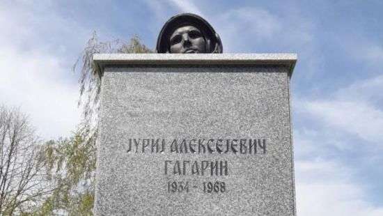 В сети смеются над непропорциональным бюстом Гагарина