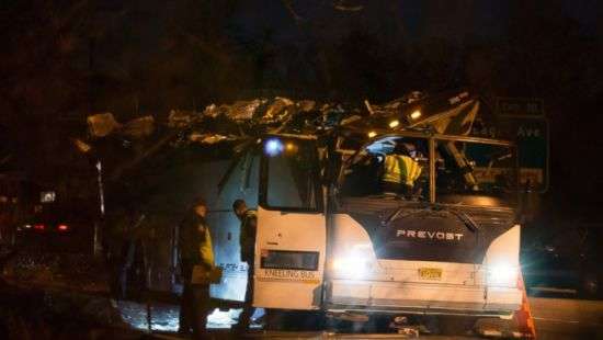 В Америке автобус с детьми попал в жуткую аварию (ВИДЕО)