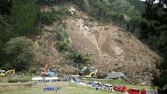 В Японии произошел крупный оползень: есть жертвы (ФОТО)