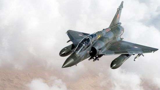 Французский истребитель уронил бомбу на местный завод