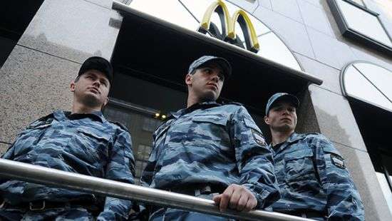 В России полицейским запретили улыбаться, ходить в McDonalds и изменять