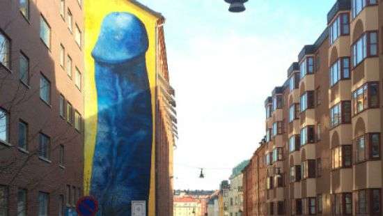 Центр Стокгольма украсил гигантский синий пенис (ФОТО/ВИДЕО)