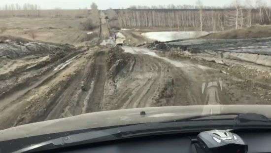 Ужасное состояние дороги в Харьковской области шокировало соцсети (ВИДЕО)