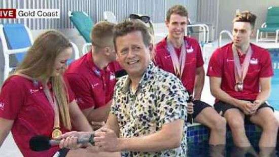 Журналист упал в бассейн в прямом эфире (ВИДЕО)