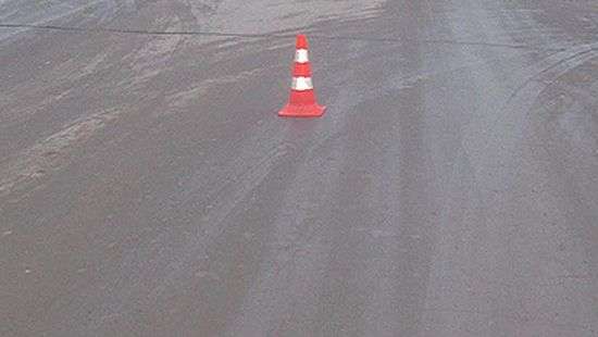 Шокирующий момент наезда авто на дорожного рабочего попал ВИДЕО