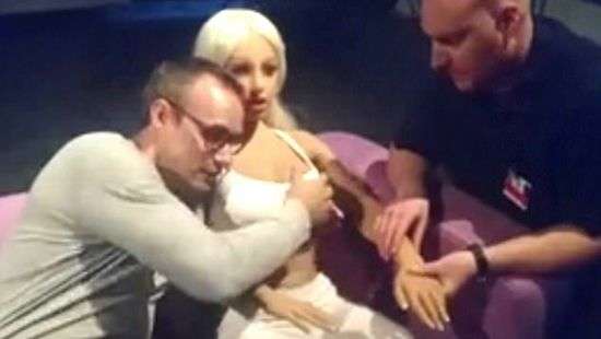 Секс-роботов научат отказывать мужчинам