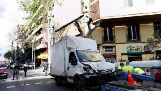 В Барселоне грузовик со сломанными тормозами въехал в толпу людей: есть пострадавшие