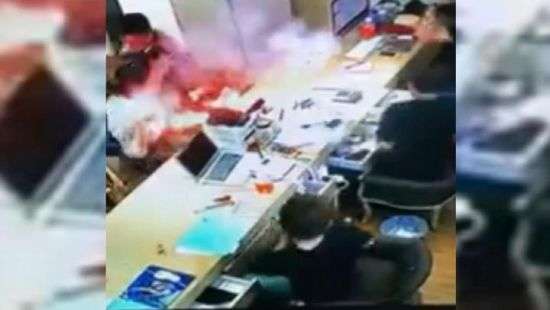 Взрыв iPhone в руках у женщины попал на ВИДЕО