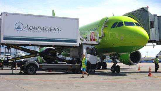 В РФ в аэропорту золотые слитки пробили дно самолета