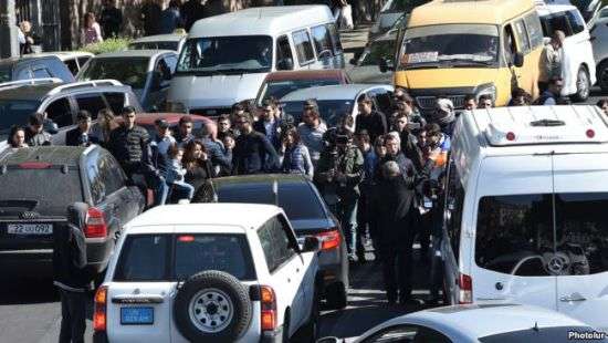 Протесты в Ереване продолжаются: демонстранты перекрыли движение транспорта