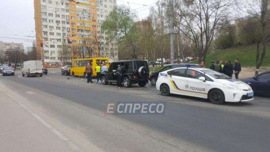 В Киеве пьяный автомойщик угнал автомобиль жены Медведчука и попал в ДТП (ФОТО)
