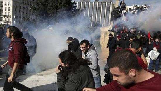 В Афинах полиция применила слезоточивый газ против демонстрантов (ФОТО)