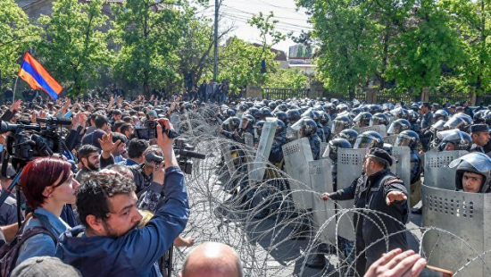Протесты в Ереване переросли в беспорядки: есть пострадавшие (ФОТО/ВИДЕО)