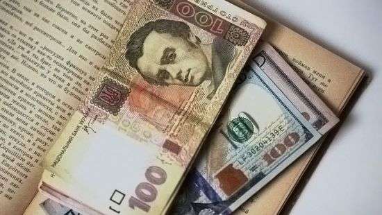 Курс валют: гривня укрепилась к доллару, но ослабла к евро