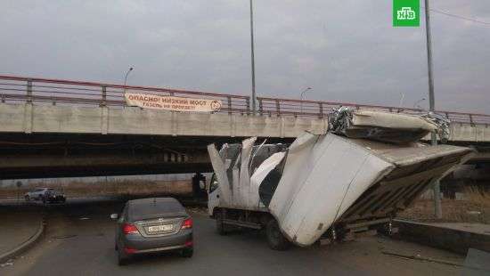 «Мост глупости» в Питере разорвал уже 146-й грузовик (ФОТО)