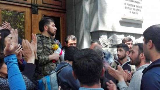 Оппозиция Еревана объявила о начале «бархатной революции»