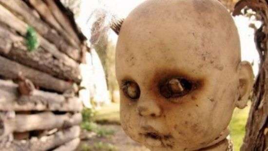 В Германии обезглавленная кукла наделала шума среди местных