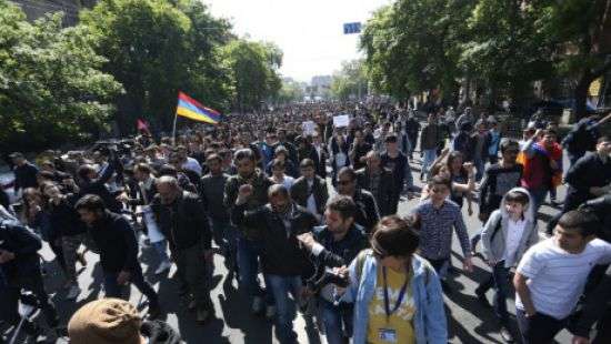 В Ереване протестующие заблокировали резиденцию премьера