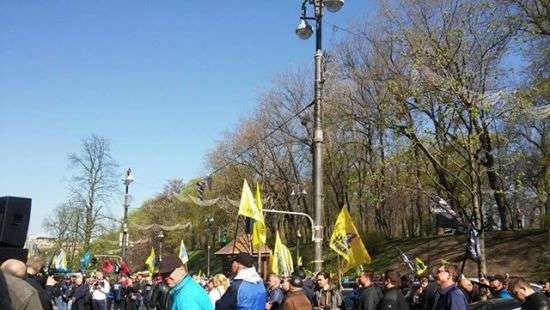 Протест под Кабмином: активисты забросали улицу дымовыми шашками