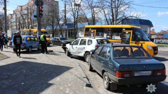 У Сумах зіткнулися три автівки, є постраждалі