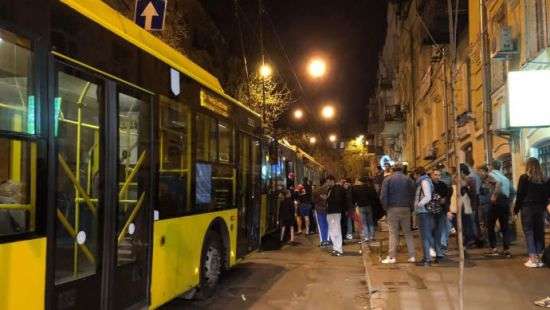 В центре Киева произошла массовая драка в троллейбусе
