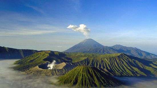 В Индонезии 2 тысячи человек эвакуированы из-за землетрясения, есть погибшие