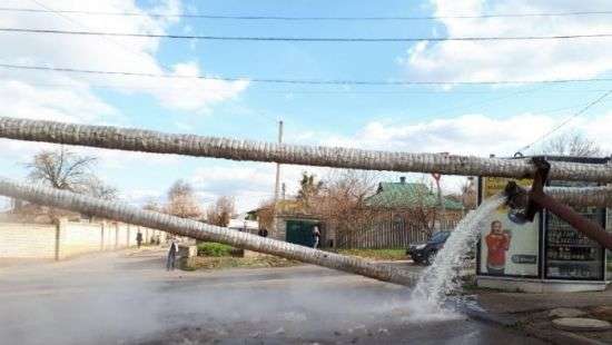 В Харькове обвалилась наземная теплотрасса, водопад кипятка залил дорогу (ФОТО/ВИДЕО)